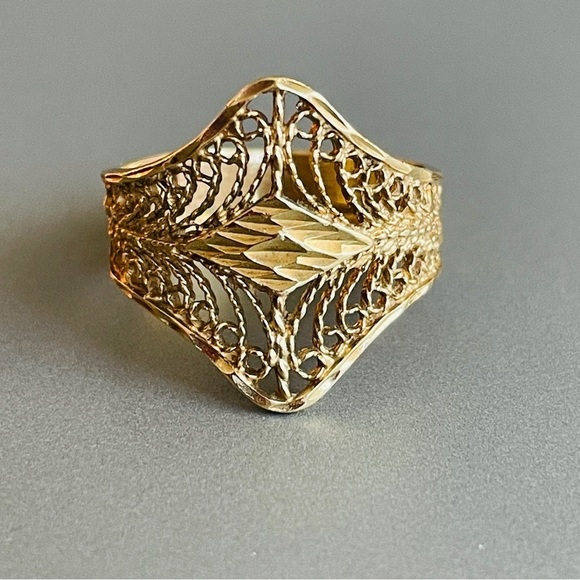 Jewelry - 14k Gold Diamond Cut OpenWork Filigree Vintage Ring